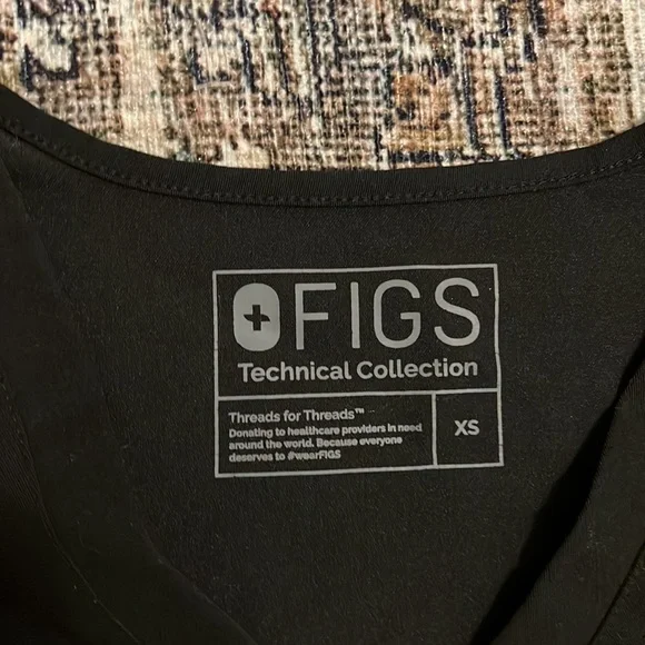 FIGS black scrubs - Picture 2 of 3